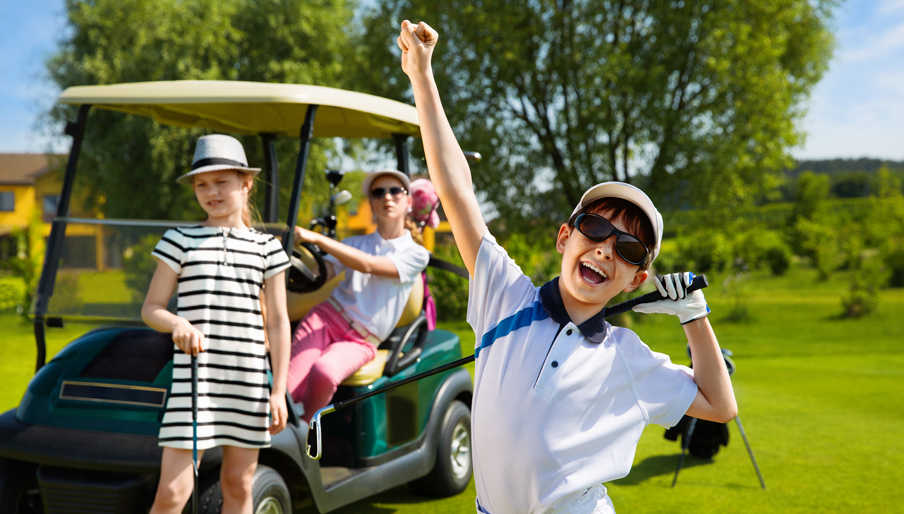 gOLFER AND FAMILY NEAR CART